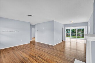 392 Payne Dr in Miami Springs, FL - Building Photo - Building Photo