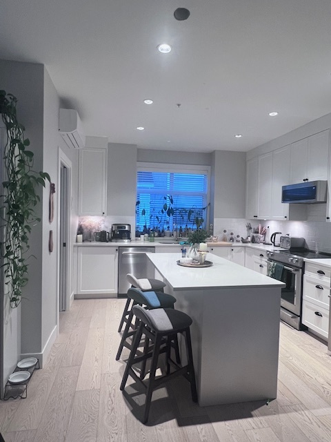 10480 Resthaven Dr in Sidney, BC - Building Photo - Building Photo