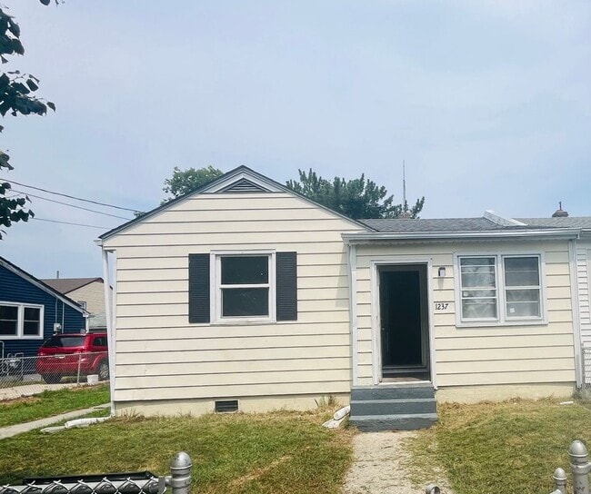 property at 1237 N Michigan Ave