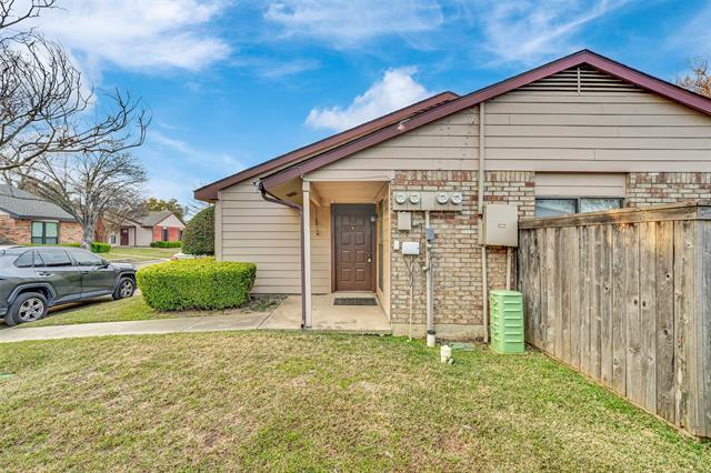 2111 E Belt Line Rd in Richardson, TX - Foto de edificio - Building Photo