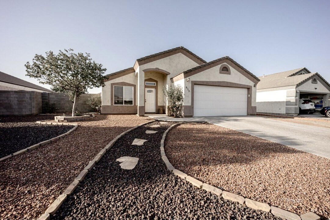 635 W Keisha Ln in Safford, AZ - Building Photo