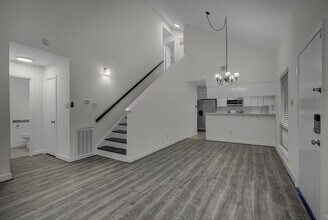 13975 Hollowgreen Dr in Houston, TX - Building Photo - Building Photo