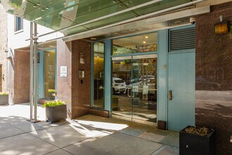 330 E 57th St in New York, NY - Building Photo - Building Photo
