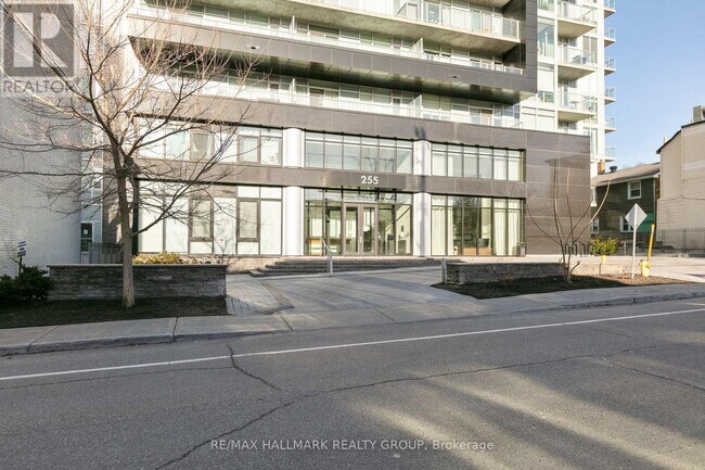 255-255 Bay St