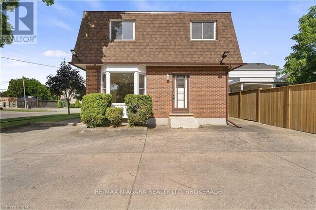 6344 Drummond Rd in Niagara Falls, ON - Foto de edificio - Building Photo