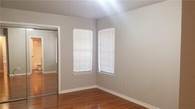 1011 Markham Ln in Austin, TX - Building Photo - Building Photo