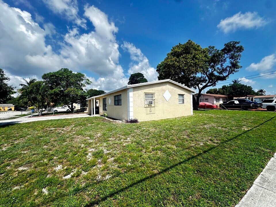 2901 NW 21st St in Fort Lauderdale, FL - Building Photo