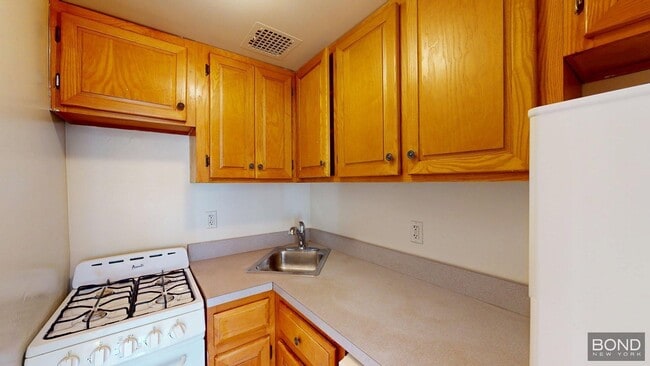 317 W 107th St in New York, NY - Building Photo - Building Photo