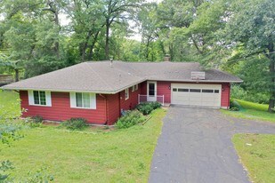 2011 Edgewood Ct SW in Rochester, MN - Building Photo