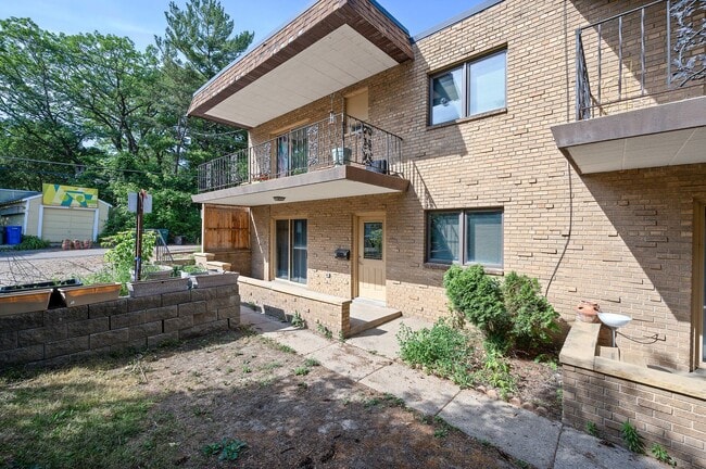 1127 Raymond Ave in St. Paul, MN - Building Photo - Building Photo