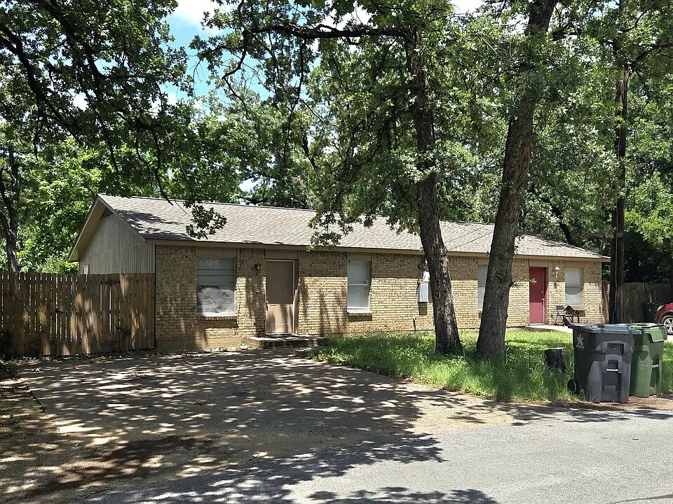 518 Jordan Ln in Arlington, TX - Building Photo
