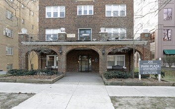 Park Plaza Apartments in Kansas City, MO - Foto de edificio - Building Photo