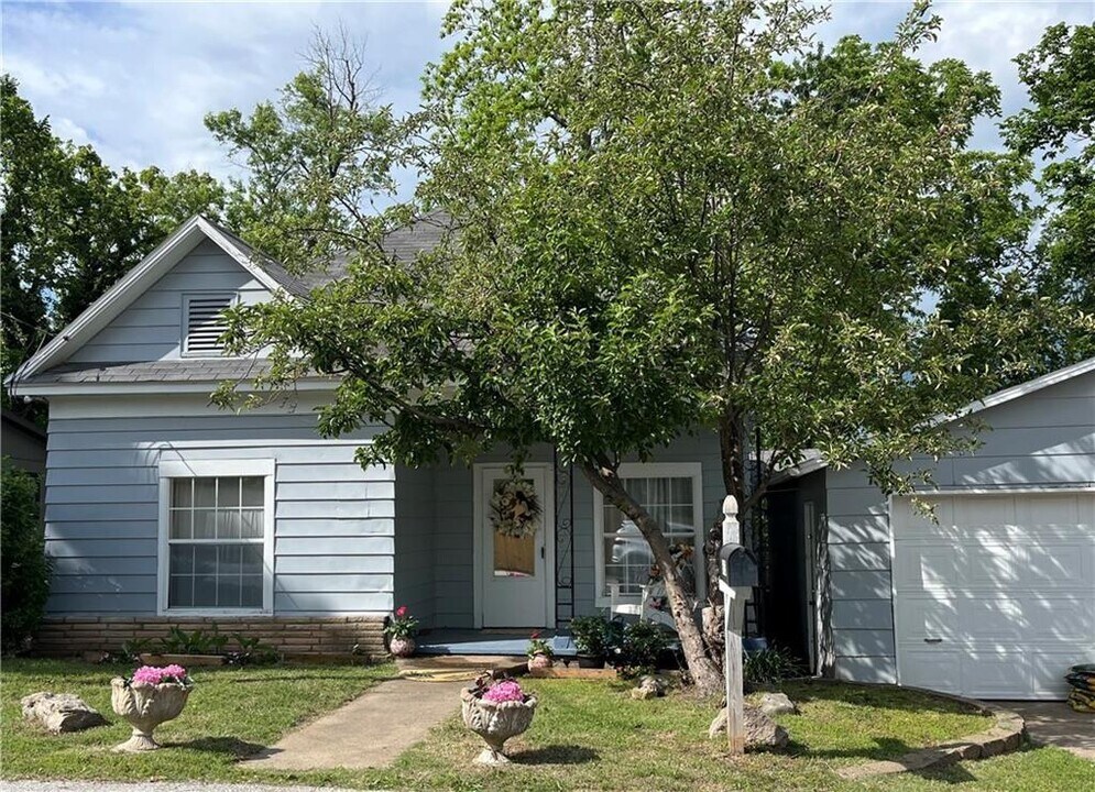 615 E Electric St in Rogers, AR - Building Photo