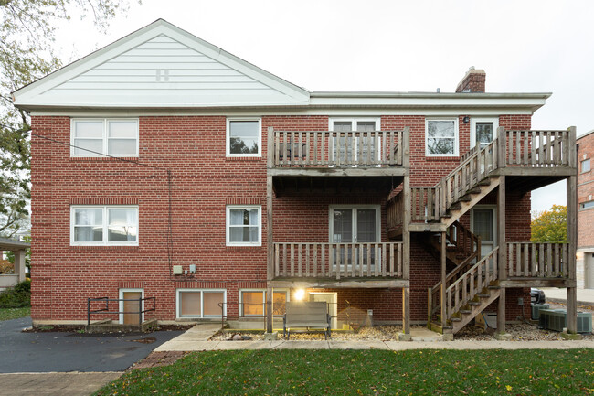 140 Arlington Ave, Unit 2 in Elmhurst, IL - Foto de edificio - Building Photo