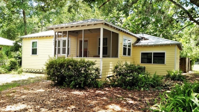 1005 NE 7 Pl in Gainesville, FL - Building Photo - Building Photo