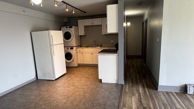 8581 101st Ter, Unit 307 in Palos Hills, IL - Foto de edificio - Building Photo