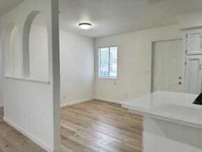 1038 S Kent Ct in Visalia, CA - Foto de edificio - Building Photo