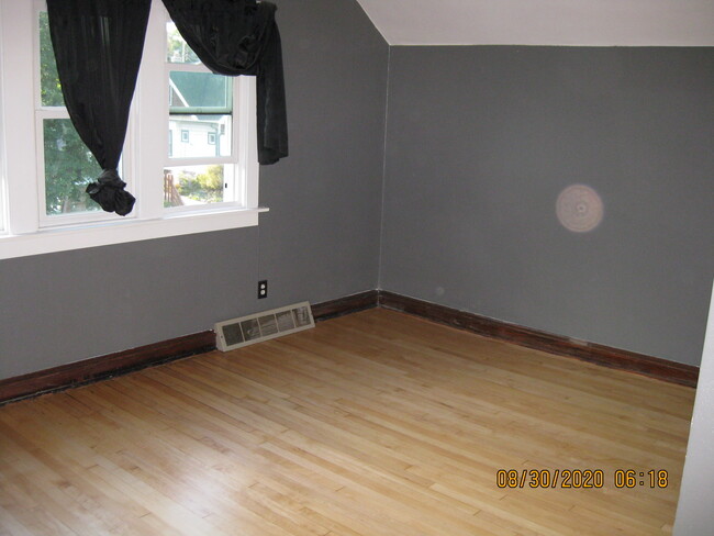 1248 A South 50th Street, Unit Upper in West Milwaukee, WI - Foto de edificio - Building Photo