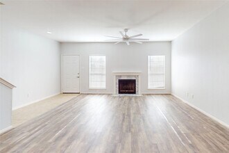 3026 Holly Hall St in Houston, TX - Foto de edificio - Building Photo