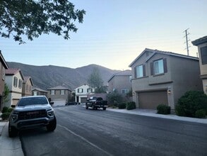 3940 Zodiacal Light St in Las Vegas, NV - Foto de edificio - Building Photo