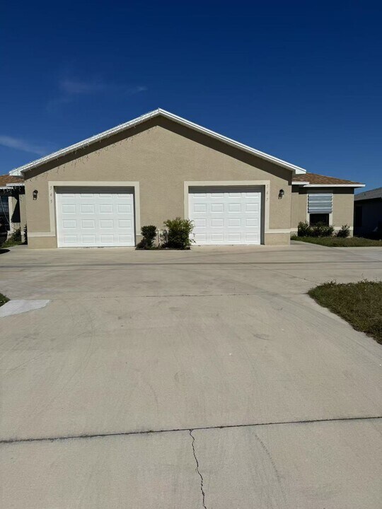 545 SE 4th Ter in Cape Coral, FL - Foto de edificio
