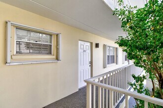 1441 Ocean Dr, Unit 207 in Vero Beach, FL - Building Photo - Building Photo