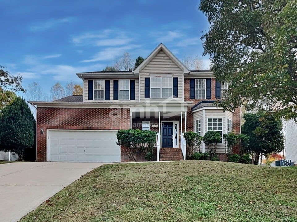 2106 Forest Edge Dr in Greensboro, NC - Building Photo