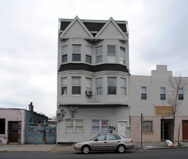 565 Main St in Paterson, NJ - Foto de edificio - Building Photo