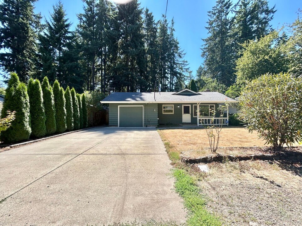 16671 SW Lake Forest Blvd in Lake Oswego, OR - Foto de edificio