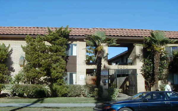 9050 Tobias Ave in Van Nuys, CA - Foto de edificio - Building Photo