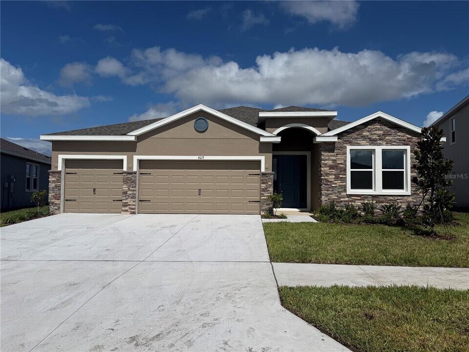 4019 Harvest Hearth Pl in Plant City, FL - Building Photo
