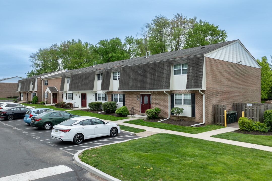 Hampton Crossing Condominiums in Southampton, PA - Building Photo