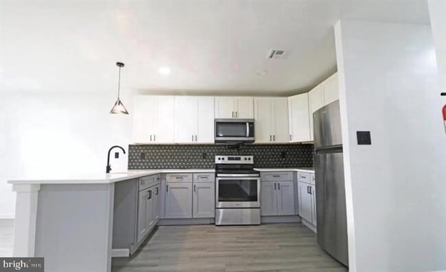 511 Corinthian Ave in Essington, PA - Building Photo - Building Photo