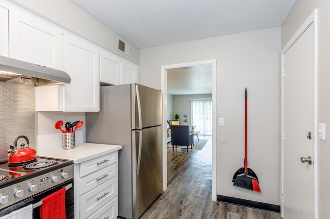 Broadway Ridge Apartments in Gladstone, MO - Foto de edificio - Interior Photo