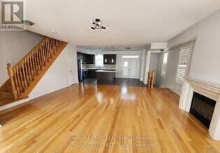 60 Cathedral High St in Markham, ON - Building Photo - Building Photo