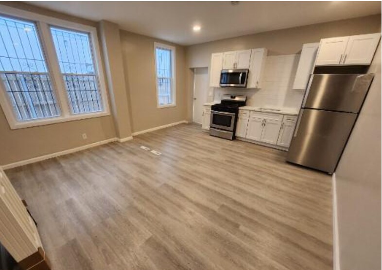 348 W Queen Ln in Philadelphia, PA - Building Photo