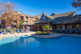Highland Apartments in Houston, TX - Foto de edificio - Building Photo