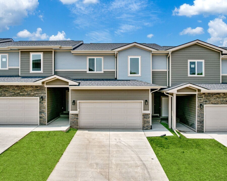 350 Harmony Ave in West Des Moines, IA - Building Photo