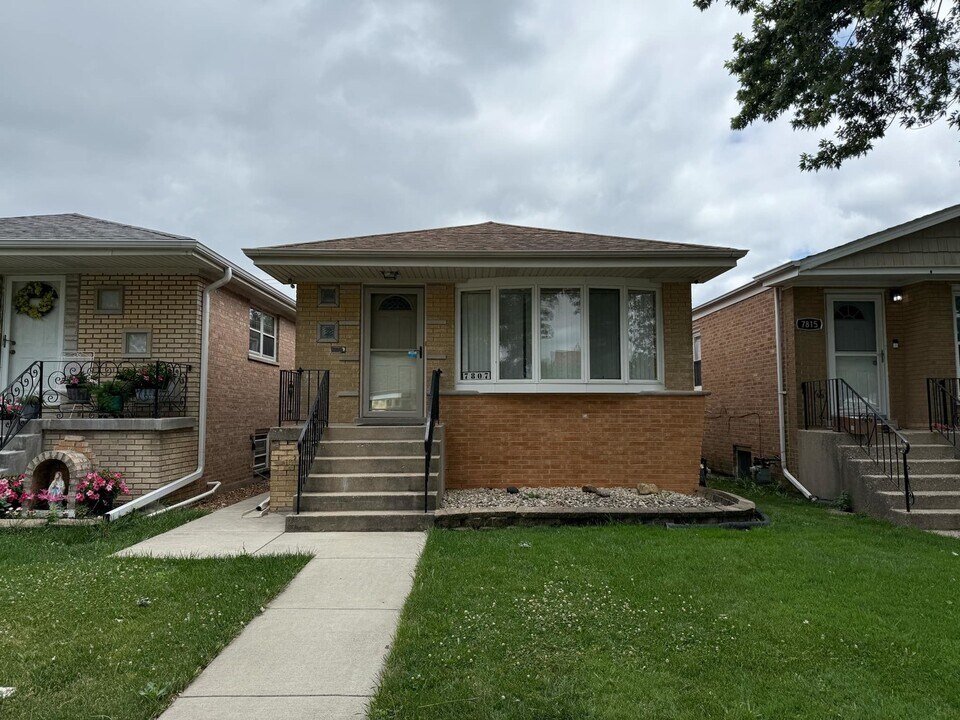 7807 S Laramie Ave in Burbank, IL - Building Photo