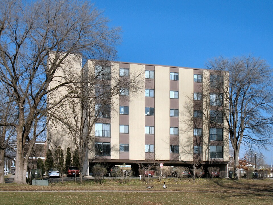 Point of View Condominiums in Rochester, MN - Building Photo