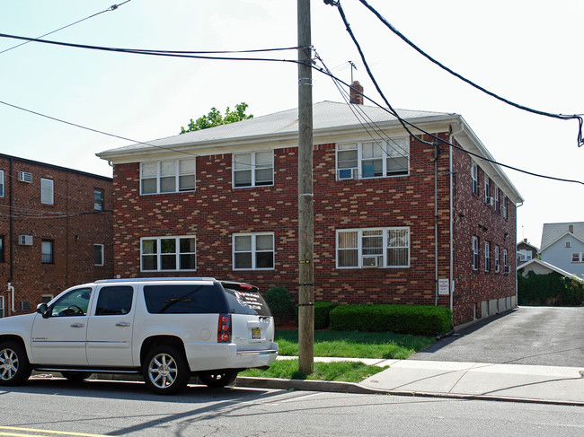 286 Stuyvesant Ave in Lyndhurst, NJ - Building Photo - Building Photo