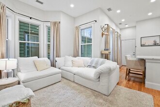 226 Saratoga St, Unit #2 in Boston, MA - Foto de edificio - Building Photo