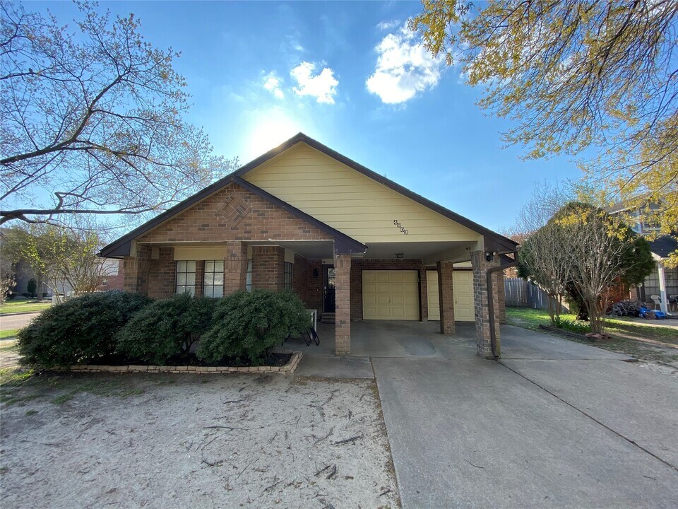 4803 Shadowdale Dr in Houston, TX - Building Photo