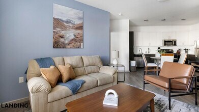 1001 S Center St in Arlington, TX - Foto de edificio - Building Photo