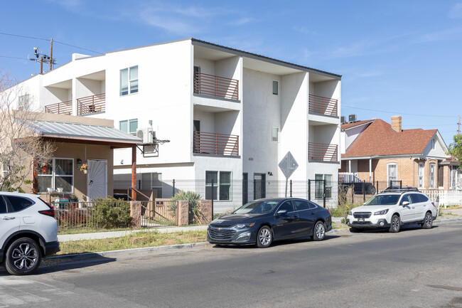 615 Iron Ave SW in Albuquerque, NM - Foto de edificio - Building Photo