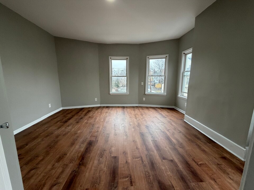 100 Warren St, Unit Second floor in Paterson, NJ - Building Photo