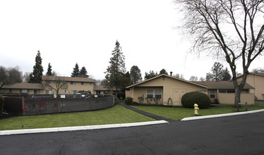 The Reef Apartments in Beaverton, OR - Building Photo - Building Photo