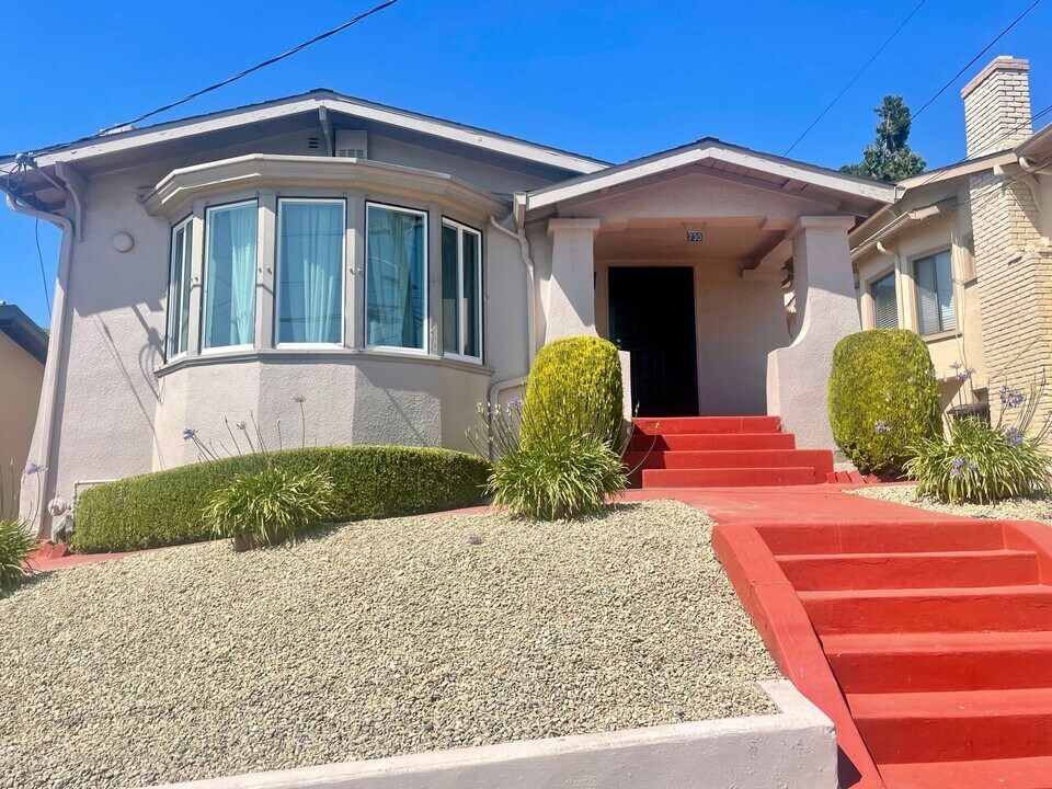 730 Brooklyn Ave in Oakland, CA - Building Photo