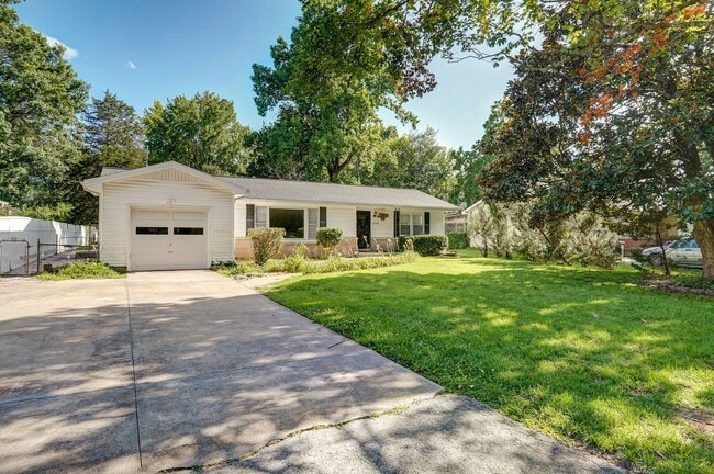 2024 E Cinderella St in Springfield, MO - Building Photo - Building Photo