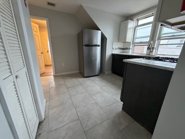 223 Cator Ave, Unit 3 in Jersey City, NJ - Building Photo - Building Photo